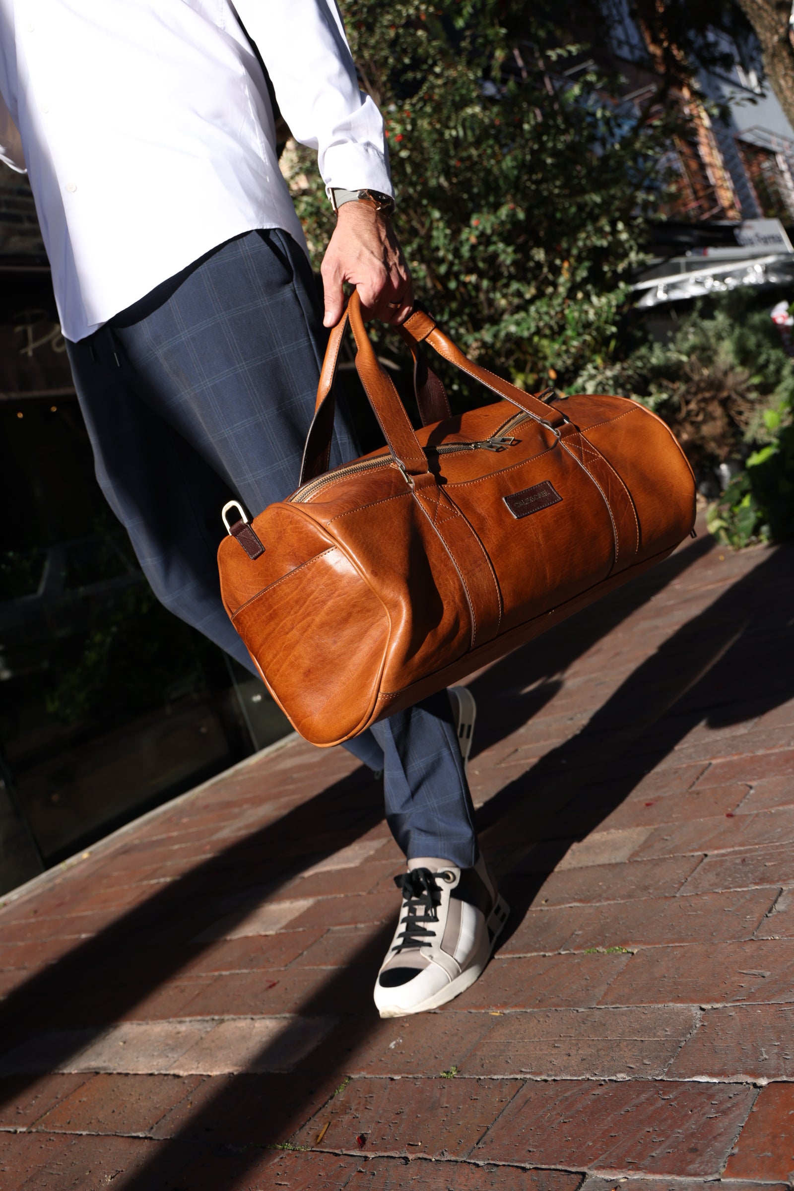 DUFFLE BAG MODEL WALNUT DETAIL